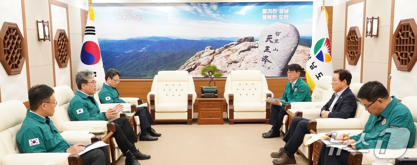 임상섭 산림청장(왼쪽 가운데)이 박완수 경남도지사(오른쪽 가운데)와 대형산불 피해 복구 관련 방안을 논의하고 있다.(산림청 제공.재판매 및 DB금지)/뉴스1