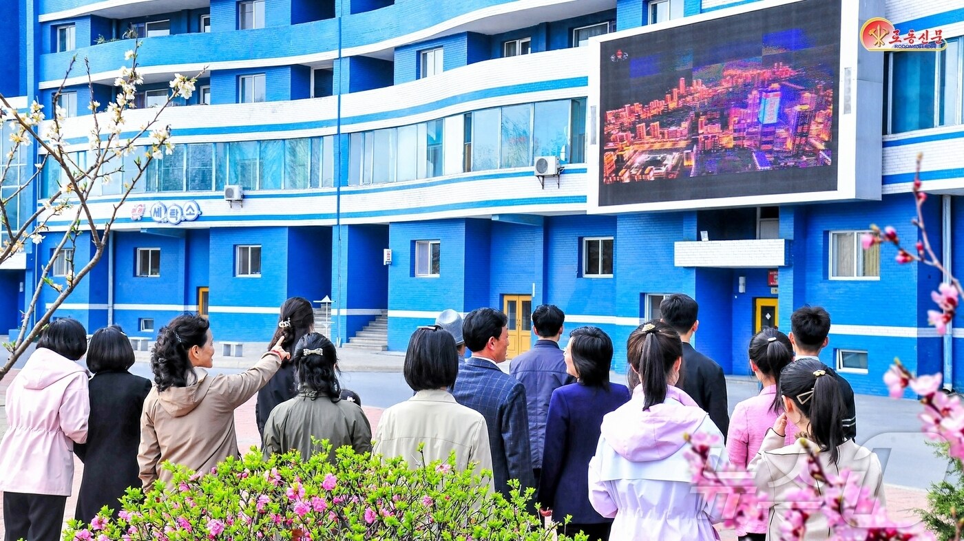 &#40;평양 노동신문=뉴스1&#41; = 북한 노동당 기관지 노동신문은 17일 화성지구 3단계 1만세대 살림집 준공 소식을 접한 주민들의 반향을 전하며 &#34;참으로 멋있는 시대, 복받은 세월에 우리가 산다＂라고 보도했다. 사진은 미래과학자거리. [국내에서만 사용가능. 재배포 금지. DB 금지. For Use Only in the Republic of Korea. Redistribution Prohibited] rodongphoto@news1.kr