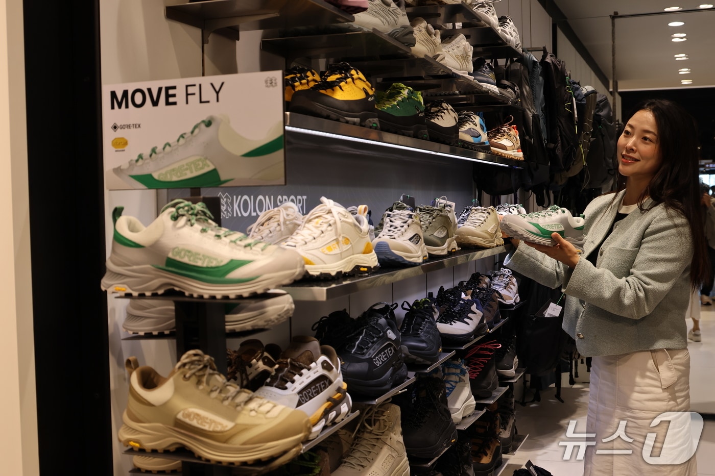 롯데백화점 대구점 7층 스포츠 매장을 찾은 고객이 트레킹화를 살펴보고 있다.(롯데백화점 제공. 재판매 및 DB 금지)