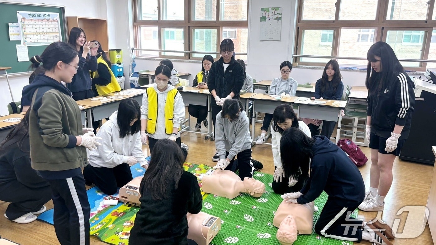 한림성심대 간호학부 ‘빠담빠담’ 봉사동아리의 진로멘토링 활동.(한림성심대학교 제공. 재판매 및 DB금지)/뉴스1