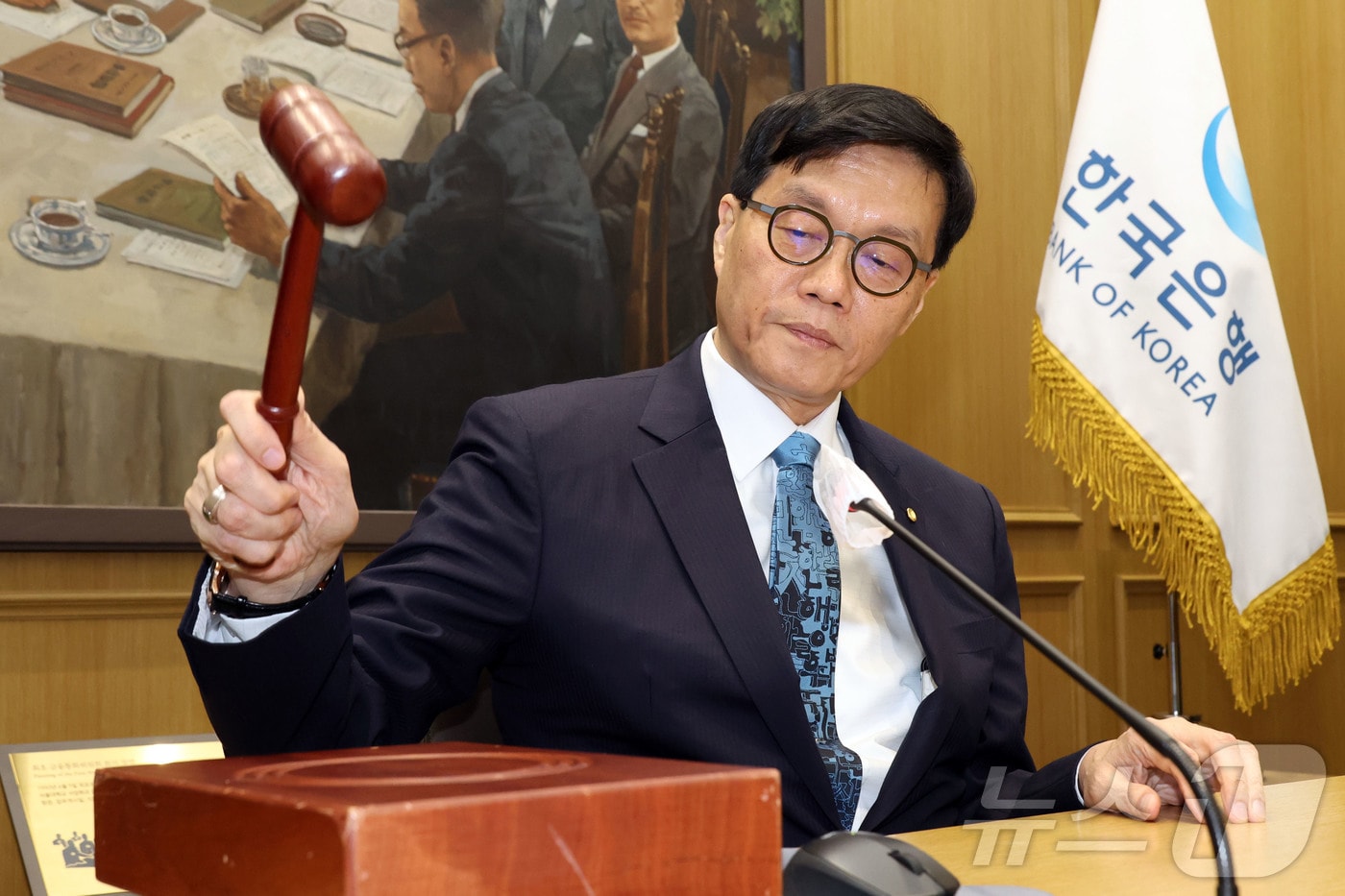 이창용 한국은행 총재가 17일 서울 중구 한국은행 본관에서 열린 금융통화위원회 본회의에 개회를 선언하는 의사봉을 치고 있다. 2025.4.17/뉴스1 ⓒ News1 사진공동취재단