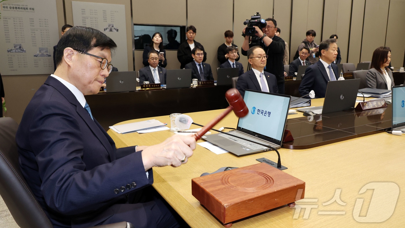 이창용 한국은행 총재가 17일 서울 중구 한국은행 본관에서 열린 금융통화위원회 본회의에 개회를 선언하는 의사봉을 치고 있다. 2025.4.17/뉴스1