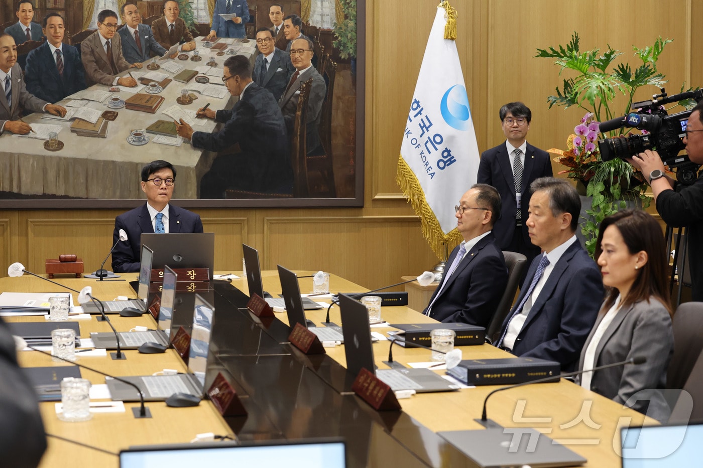 이창용 한국은행 총재가 17일 서울 중구 한국은행에서 열린 금융통화위원회 통화정책방향 회의를 주재하고 있다. 2025.4.17/뉴스1