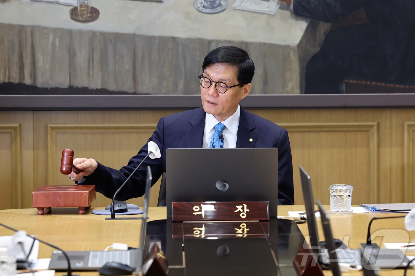 이창용 한국은행 총재가 17일 서울 중구 한국은행에서 열린 금융통화위원회에서 의사봉을 두드리고 있다. /뉴스1