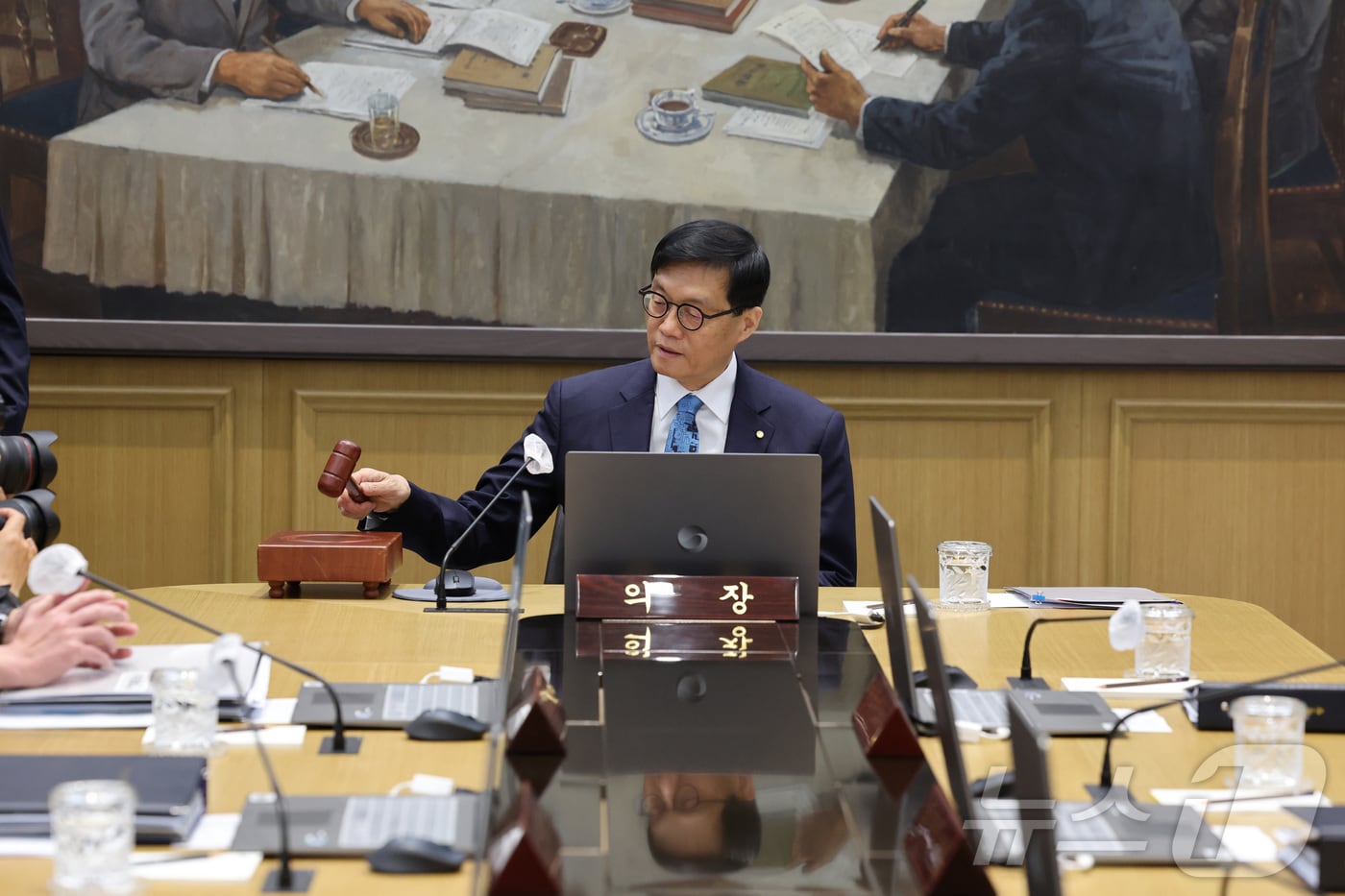 이창용 한국은행 총재가 17일 서울 중구 한국은행에서 열린 금융통화위원회에서 의사봉을 두드리고 있다. 2025.4.17/뉴스1 ⓒ News1 사진공동취재단