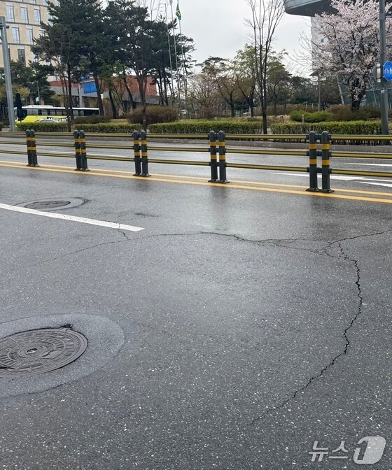 지난 14일 강원 원주시 반곡동 소재 강원혁신도시의 한 도로가 균열돼 안전 조치가 실시됐다. (재판매 및 DB금지) /뉴스1