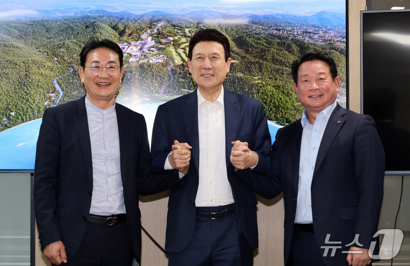  이강덕 경북 퐈항시장이 16일 서울에서  임학운 코스타밸리모니용평 대표이사 등과 면담을 갖고 코스타밸리 관광휴양지구 조성을 위한 개발및 협력 방안을 논의했다. (포항시제공, 제판매 및 DB 금지) 2025.4.17/뉴스1