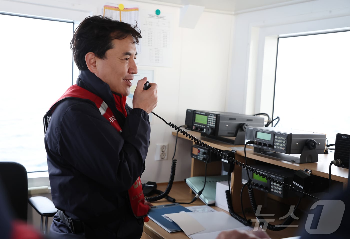 동해안 최북단 저도어장 어업지도선에 탑승한 김진태 강원도지사가 안전점검을 하고 있다. 저도어장은 1972년 4월 최초 개방 이후 매년 4월 초~12월 말 고성지역 어업인들에게 개방되는 &#39;동해안 최북단&#39; 어장이다.&#40;강원도 제공, 재판매 및 DB 금지&#41; 2025.4.17/뉴스1 ⓒ News1 윤왕근 기자