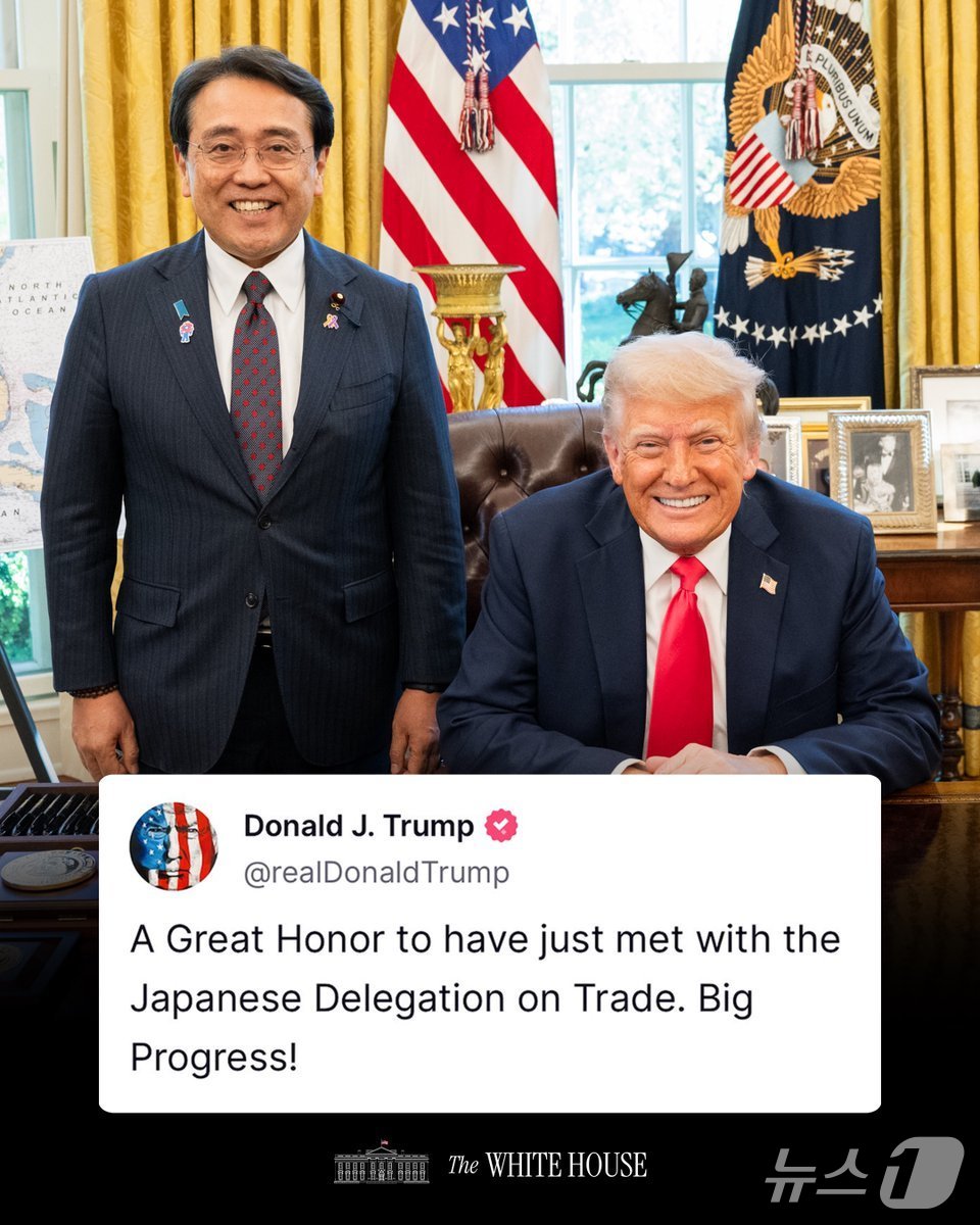 도널드 트럼프 미국 대통령이 16일(현지시간) 백악관 집무실에서 일본 무역 협상 수석 대표인 아카자와 료세이 일본 경제재생상과 회담 뒤 기념 사진을 SNS에 올렸다. (출처: 백악관)