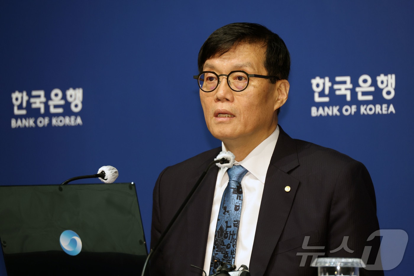 이창용 한국은행 총재가 17일 서울 중구 한국은행 본관에서 열린 금융통화위원회 본회의를 마친 후 통화정책방향 기자 간담회를 열고 취재진의 질문에 답하고 있다. 2025.4.17/뉴스1