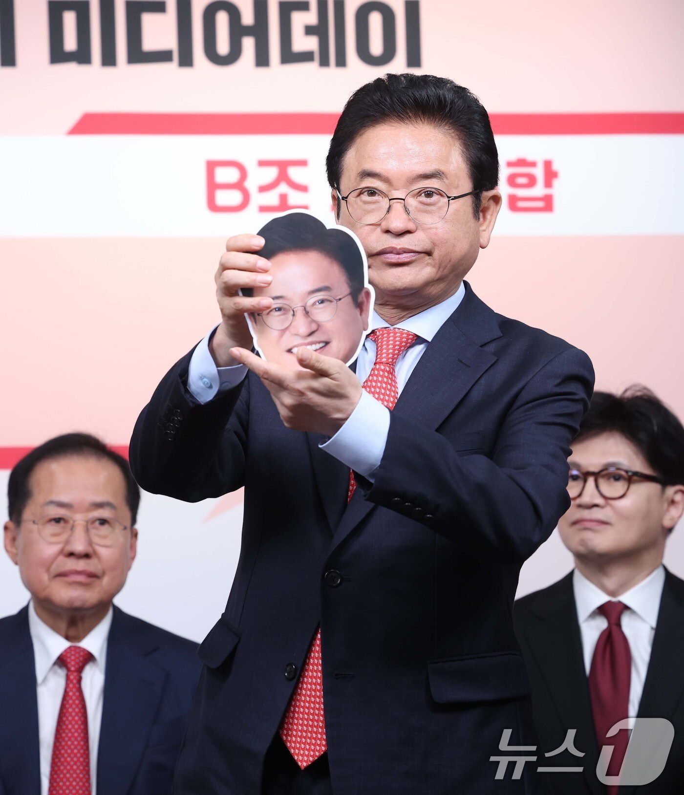 제21대 대통령후보자 국민의힘 1차 경선 토론회 미디어데이가 17일 오전 서울 영등포구 여의도 중앙당사에서 열렸다. 경선 후보인 이철우 경북도지사가 얼굴 사진을 들어 보이고 있다. 2025.4.17/뉴스1 ⓒ News1 국회사진취재단