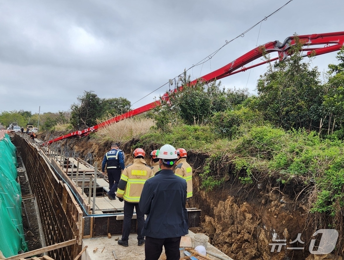 17일 오전 제주 서귀포시 성산읍 난산리 공사 현장에서 펌프카 전도 사고로 50대 남성이 숨졌다.(제주도소방안전본부 제공. 재판매 및 DB 금지)