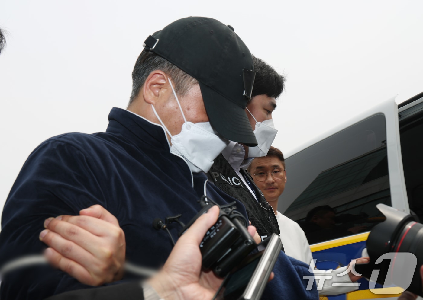 지난해 4월17일 오후 경기 용인시 처인구 용인동부경찰서에서 살인 및 존속살인 혐의를 받는 A 씨가 구속 전 피의자 심문(영장실질심사)를 받기 위해 나오고 있다.  2025.4.17/뉴스1 ⓒ News1 김영운 기자