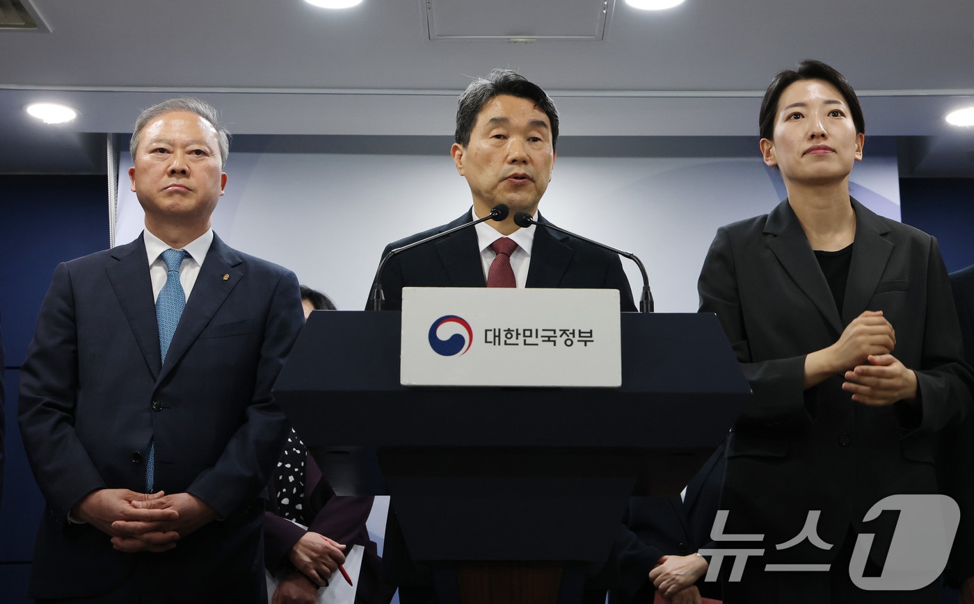 이주호 사회부총리 겸 교육부 장관이 지난 17일 서울 종로구 정부서울청사에서 2026학년도 의대 모집인원 조정 방향 관련 브리핑을 하고 있다. 정부는 전국 40개 의과대학 총장들의 건의를 받아들여 2026학년도 의괴대학 모집 인원을 ‘증원 0명’인 3058명으로 확정했다. 2025.4.17/뉴스1 ⓒ News1 임세영 기자