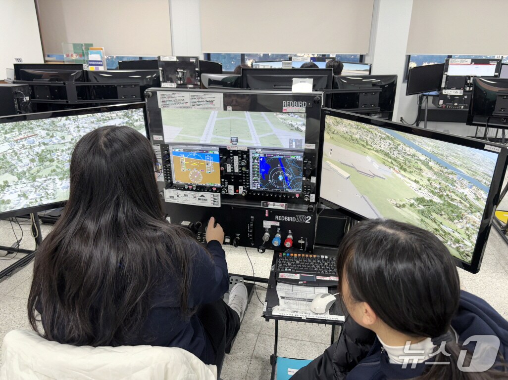 지난해 항공대 주말 항공캠프에 참석한 중‧고교생들의 비행시뮬레이터 실습 모습. (한국항공대 제공, 재판매 및 DB금지)