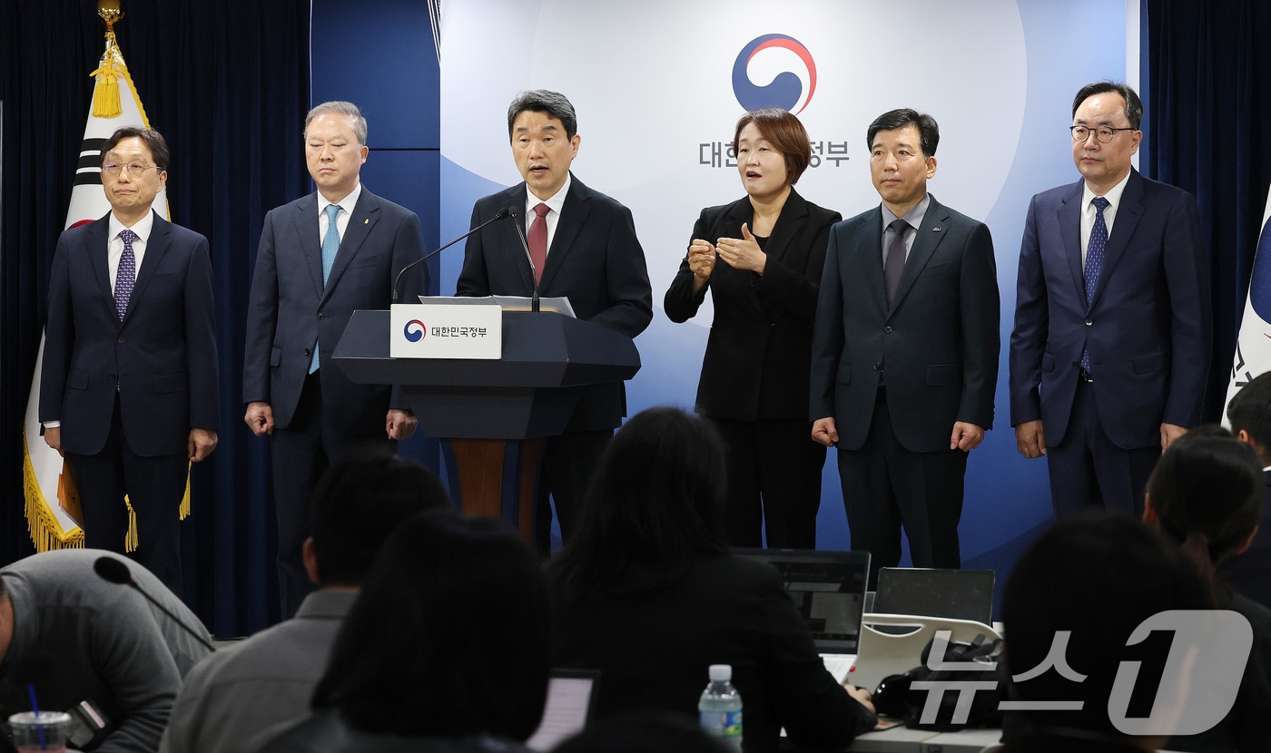 이주호 대통령 권한대행 부총리 겸 교육부 장관이 4월 17일 서울 종로구 정부서울청사에서 2026학년도 의대 모집인원 조정 방향 관련 브리핑을 하고 있다. /뉴스1 ⓒ News1 임세영 기자