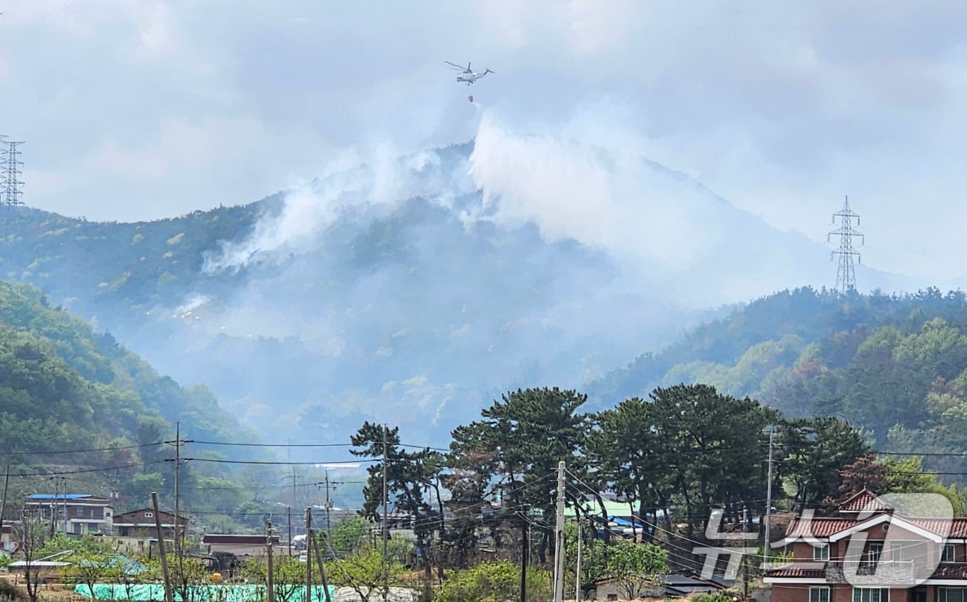 17일 오후 1시17분쯤 경북 경주시 천북면 오야리 산에서 원인을 알 수 없는 불이 나자 핼기가 투입돼 진화 작업을 벌이고 있다. (독자제공) 2025.4.17/뉴스1 ⓒ News1 최창호 기자