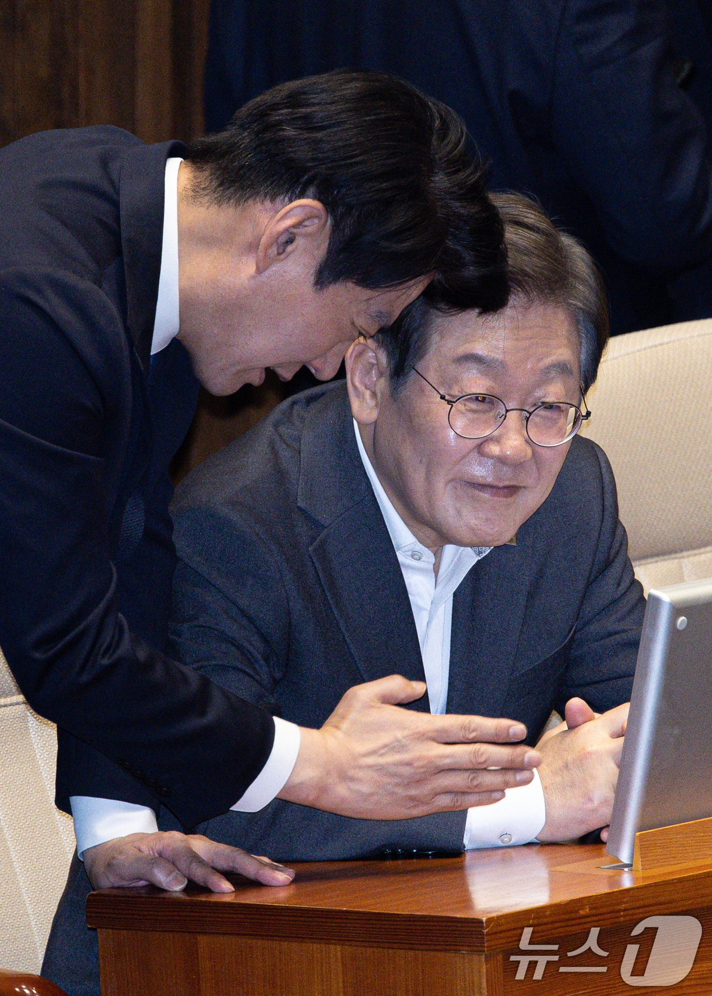 2025년 4월 17일 대통령선거 출마를 선언한 이재명 전 더불어민주당 대표에게 한민수 대변인이 국회 본회의 도중 뭔가 설명하고 있는 모습.  2025.4.17/뉴스1 ⓒ News1 이재명 기자