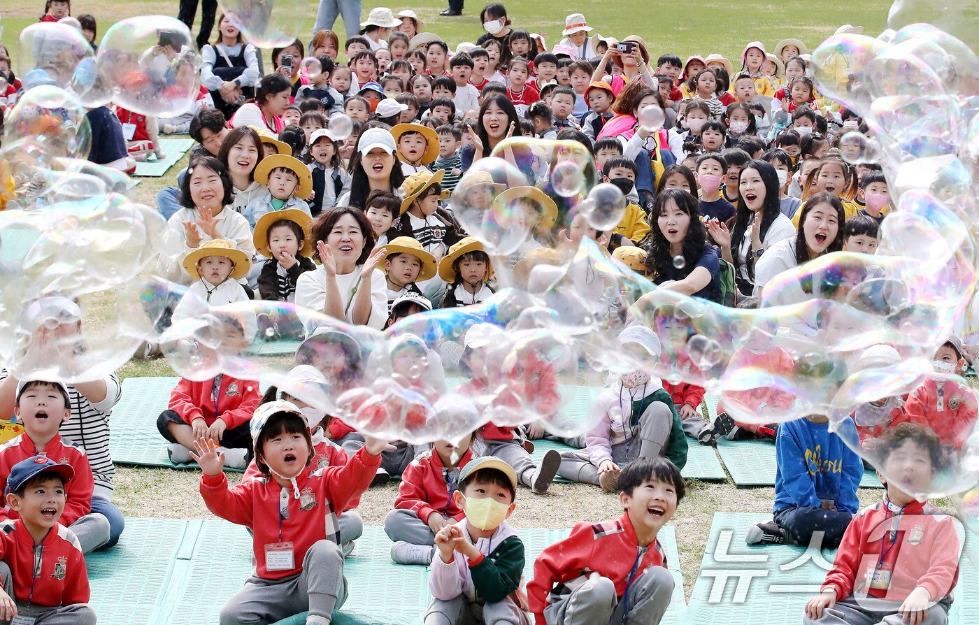 17일 오전 대구 서구 이현공원 잔디광장에서 열린 '이현공원 숲속 음악 소풍'에 참가한 어린이들이 신나는 음악과 함께 어우러진 공연을 즐기고 있다. 2025.4.17/뉴스1 ⓒ News1 공정식 기자