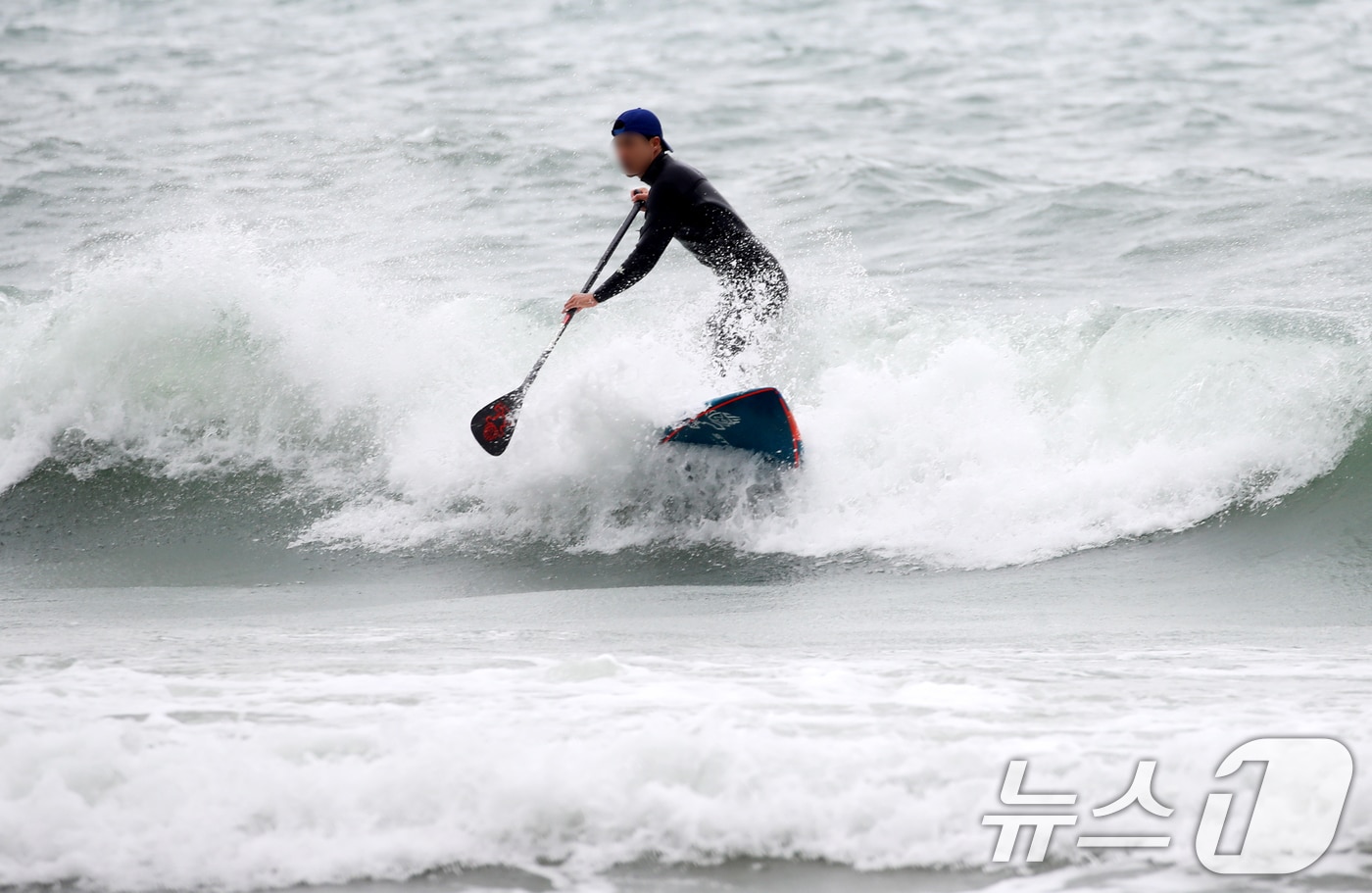 부산에 강풍주의보가 발효된 지난 17일 오후 부산 해운대구 송정해수욕장에서 서퍼들이 파도를 타고 있다. 2025.4.17/뉴스1 ⓒ News1 윤일지 기자