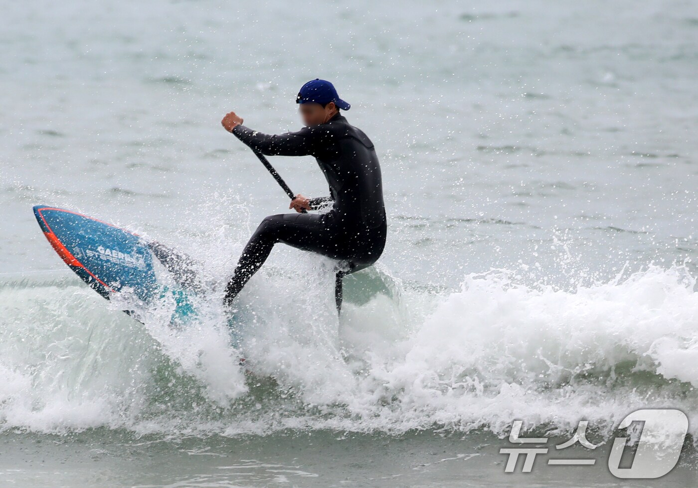 부산에 강풍주의보가 발효된 17일 오후 부산 해운대구 송정해수욕장에서 서퍼들이 파도를 타며 서핑을 하고 있다. 2025.4.17/뉴스1 ⓒ News1 윤일지 기자