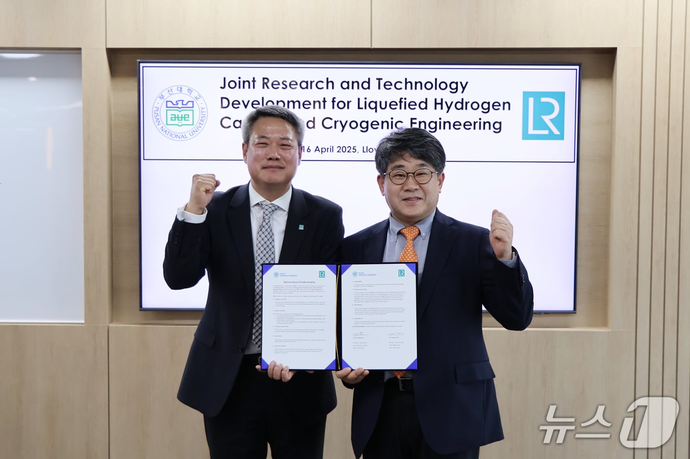 이제명 부산대 수소선박기술센터장(오른쪽)과 박성구 로이드선급협회 아시아 대표가 액화수소운반선 초저온공학 공동연구 및 기술개발 협약'을 체결한 뒤 기념촬영을 하고 있다. (부산대 제공. 재판매 및 DB 금지)