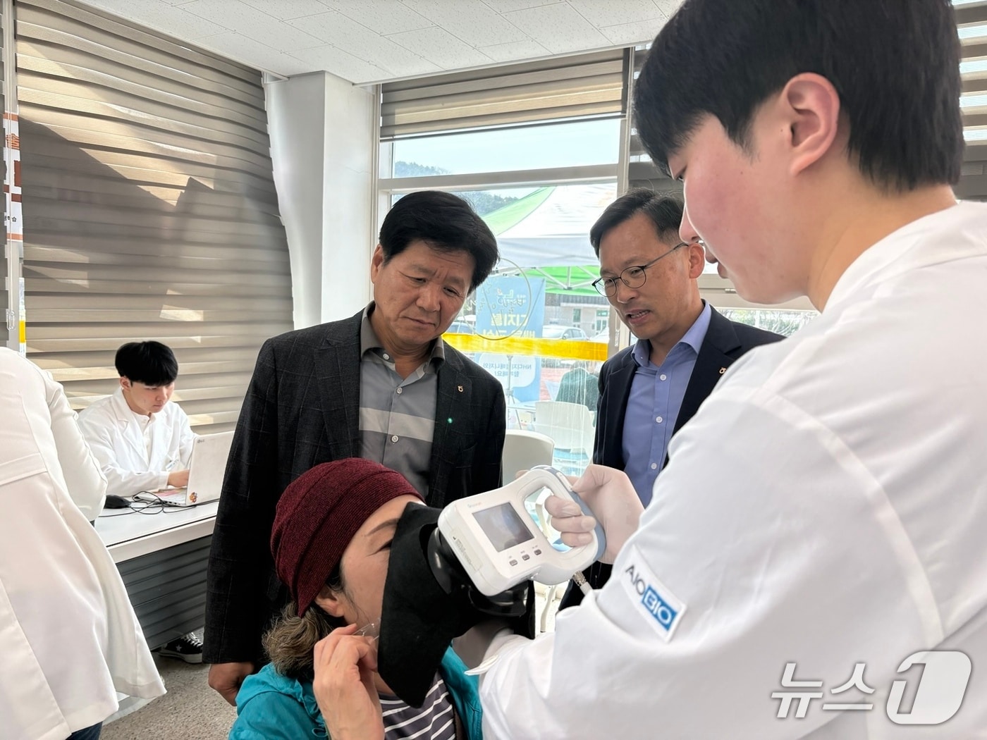 찾아가는 의료서비스 ‘농촌 왕진버스’.(농협 강원본부 제공. 재판매 및 DB금지)/뉴스1