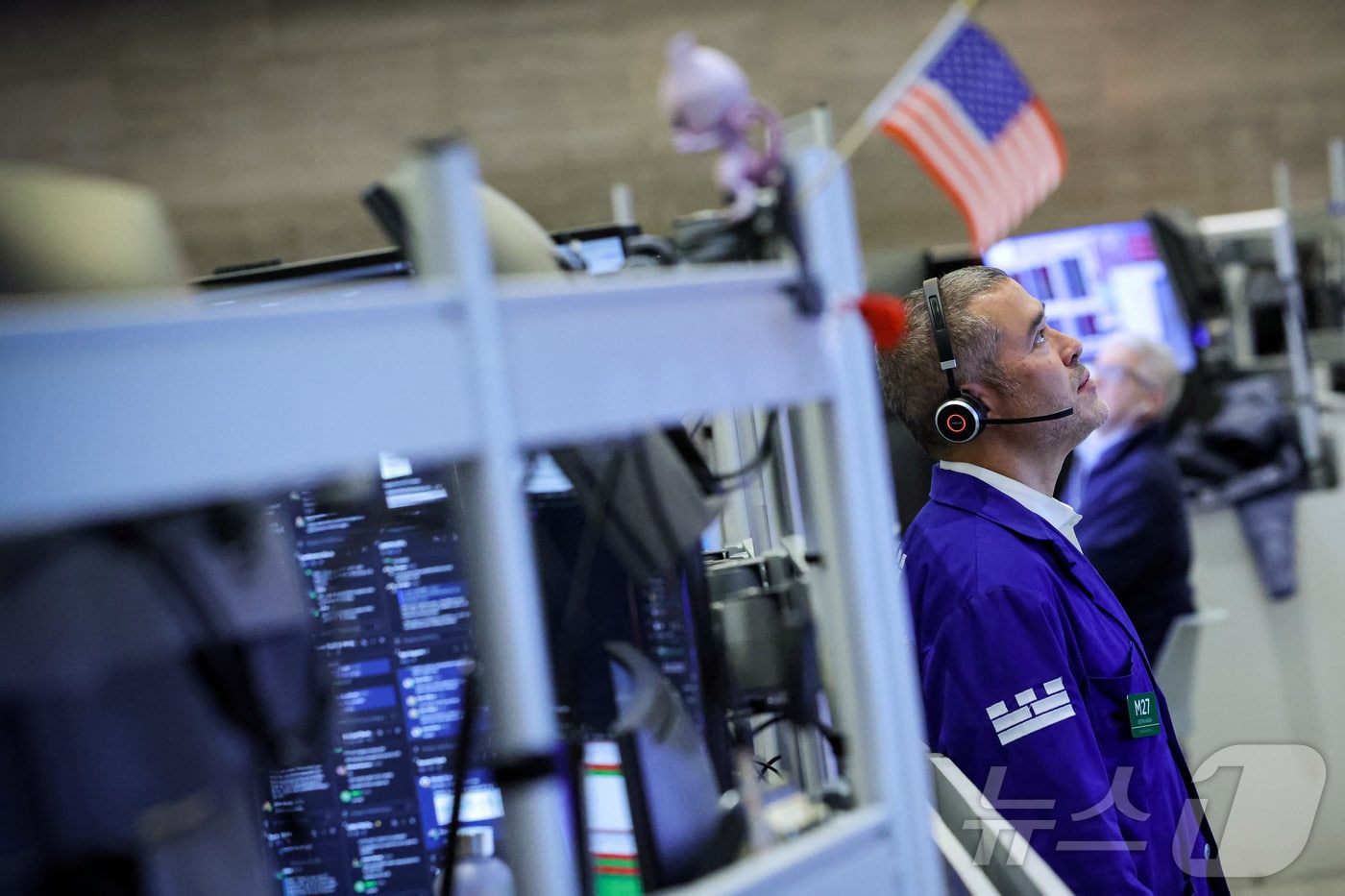 전광판을 바라보고 있는 미증시 한 트레이더.  ⓒ 로이터=뉴스1