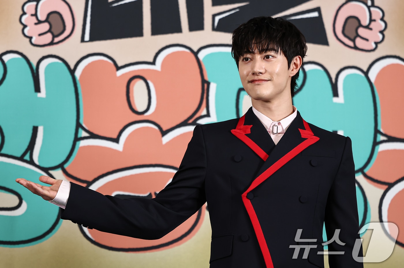 배우 곽동연이 17일 서울 마포구 스탠포드호텔에서 열린 예능 프로그램 '대결! 팽봉팽봉' 제작발표회에 참석해 포즈를 취하고 있다. '대결! 팽봉팽봉'는 코미디언 이봉원과 팽현숙이 해외의 작은 섬에 나란히 두 개의 식당을 내고 영업 대결을 펼치는 리얼리티 예능 프로그램이다. 2025.4.17/뉴스1 ⓒ News1 김도우 기자