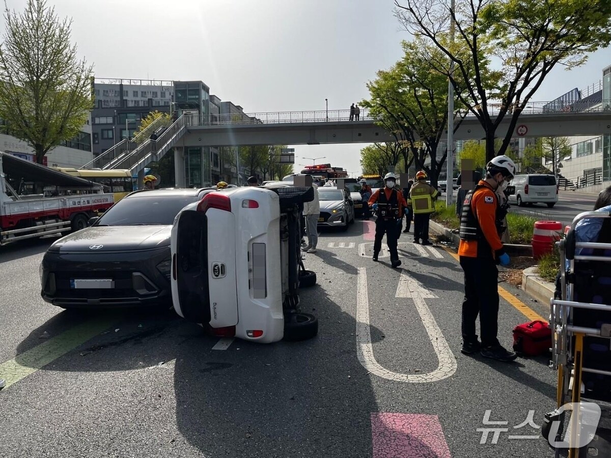  17일 오전 8시 43분께 대전 서구 갈마동의 도로에서 택시가 경차 등 차량 4대를 추돌하는 사고가 발생해 1명이 경상을 입었다. (대전소방본부 제공. 재판매 및 DB금지) /뉴스1