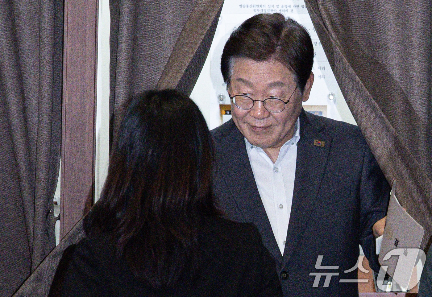 제21대 대통령선거에 출마한 이재명 전 더불어민주당 대표가 17일 오후 서울 여의도 국회에서 열린 제424회 국회(임시회) 제5차 본회의에서 명태균과&ensp;관련한&ensp;불법&ensp;선거개입&ensp;및&ensp;국정농단&ensp;사건&ensp;등의&ensp;진상규명을&ensp;위한&ensp;특별검사의&ensp;임명&ensp;등에&ensp;관한&ensp;법률안&ensp;재의의&ensp;건 등 재의요구권 8건에 대한 무기명 기표를 마친 후 나오고 있다. 2025.4.17/뉴스1 ⓒ News1 이재명 기자