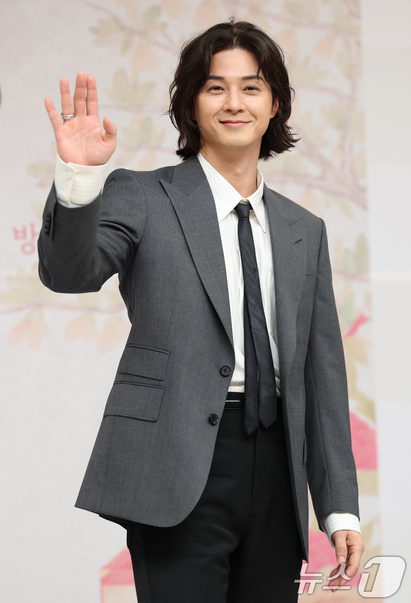 배우 김지훈이 17일 서울 양천구 목동SBS에서 열린 SBS 새 금토드라마 '귀궁'(극본 윤수정/연출 윤성식) 제작발표회에서 포즈를 취하고 있다. '귀궁'은 영매의 운명을 거부하는 무녀 여리와 여리의 첫사랑 윤갑의 몸에 갇힌 이무기 강철이가 왕가에 원한을 품은 팔척귀에 맞닥뜨리며 몸과 혼이 단단히 꼬여버리는 육신 쟁탈 판타지 로코다. 2025.4.17/뉴스1 ⓒ News1 권현진 기자