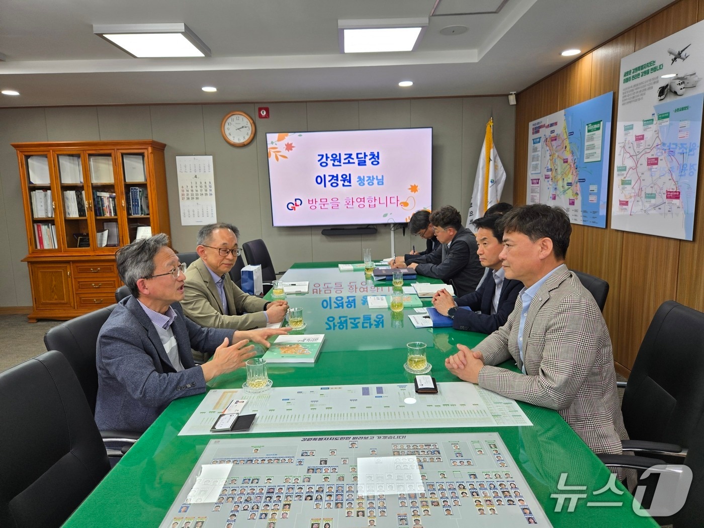 강원조달청과 강원개발공사는 17일 올해 상반기 조달사업의 신속집행과 도내 조달물품 우선 구매 등을 통해 지역경제 활성화를 도모하는 방안에 대해 논의했다.(강원조달청 제공. 재판매 및 DB금지)/뉴스1