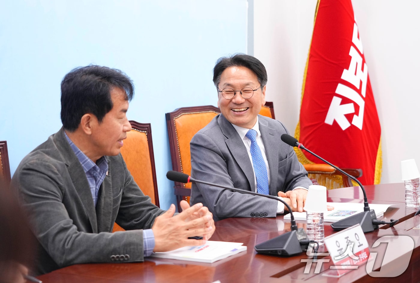 강기정 광주시장(오른쪽)이 지난 17일 국회에서 진보당 윤종오 상임대표 직무대행 겸 원내대표와 전종덕 원내부대표, 장진숙 정책위의장 등을 만나 광주시 대선공약인 ‘광주의 제안’을 설명하고 있다.(광주시 제공. 재판매 및 DB 금지) 