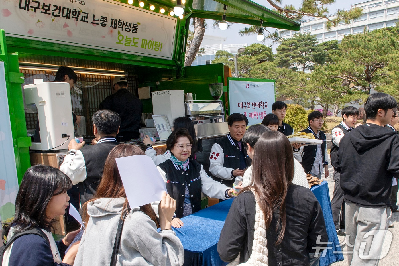 지난 16일 남성희 대구보건대 총장이 교내 인당아트홀 앞에서 열린 '글로컬 대구보건대 느좋(느낌 좋은) 재학생' 커피차 이벤트 현장을 찾아 학생들에게 간식을 나눠주고 있다. (대구보건대 제공)