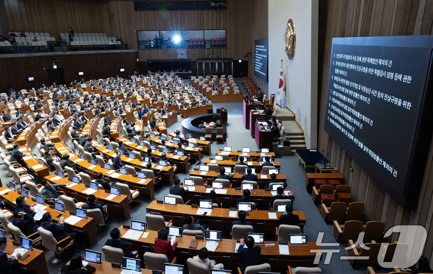 우원식 국회의장이 17일 오후 서울 여의도 국회에서 열린 제424회 국회&#40;임시회&#41; 제5차 본회의에서 명태균과&ensp;관련한&ensp;불법&ensp;선거개입&ensp;및&ensp;국정농단&ensp;사건&ensp;등의&ensp;진상규명을&ensp;위한&ensp;특별검사의&ensp;임명&ensp;등에&ensp;관한&ensp;법률안&ensp;재의의&ensp;건 등 8개 재의요구 안건 표결 결과를 말하고 있다. 2025.4.17/뉴스1 ⓒ News1 이재명 기자