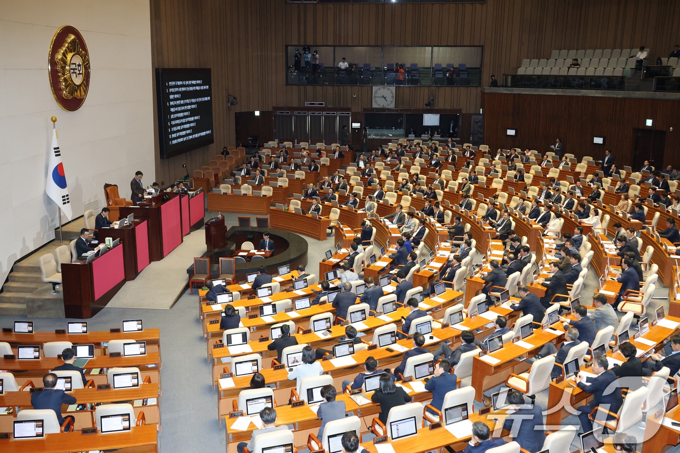우원식 국회의장이 17일 오후 서울 여의도 국회에서 열린 제424회 국회(임시회) 제5차 본회의에서 반인권적 국가범죄의 시효 등에 관한 특례법안 재의의 건 등 8개 법안 무기명 투표 개표가 끝난 뒤 방송법을 제외한 나머지 법안 부결을 알리고 있다. 2025.4.17/뉴스1 ⓒ News1 이광호 기자