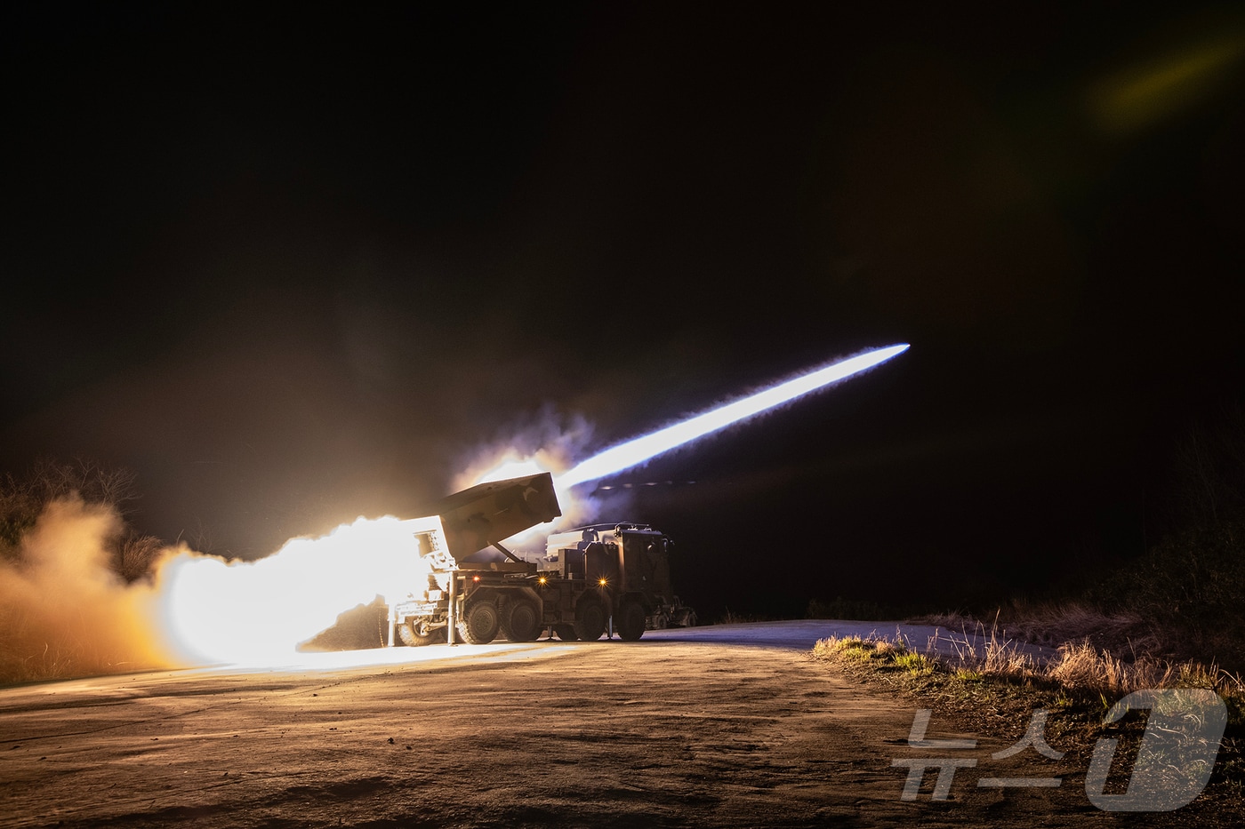 지난 2025년 4월17일 강원도 고성 해안 일대에서 실시한 '야간 해상사격 훈련'에서 3포병여단 소속 천무가 130mm탄을 발사하고 있는 모습. (육군 제공. 재판매 및 DB 금지) 2025.4.18 ⓒ 뉴스1