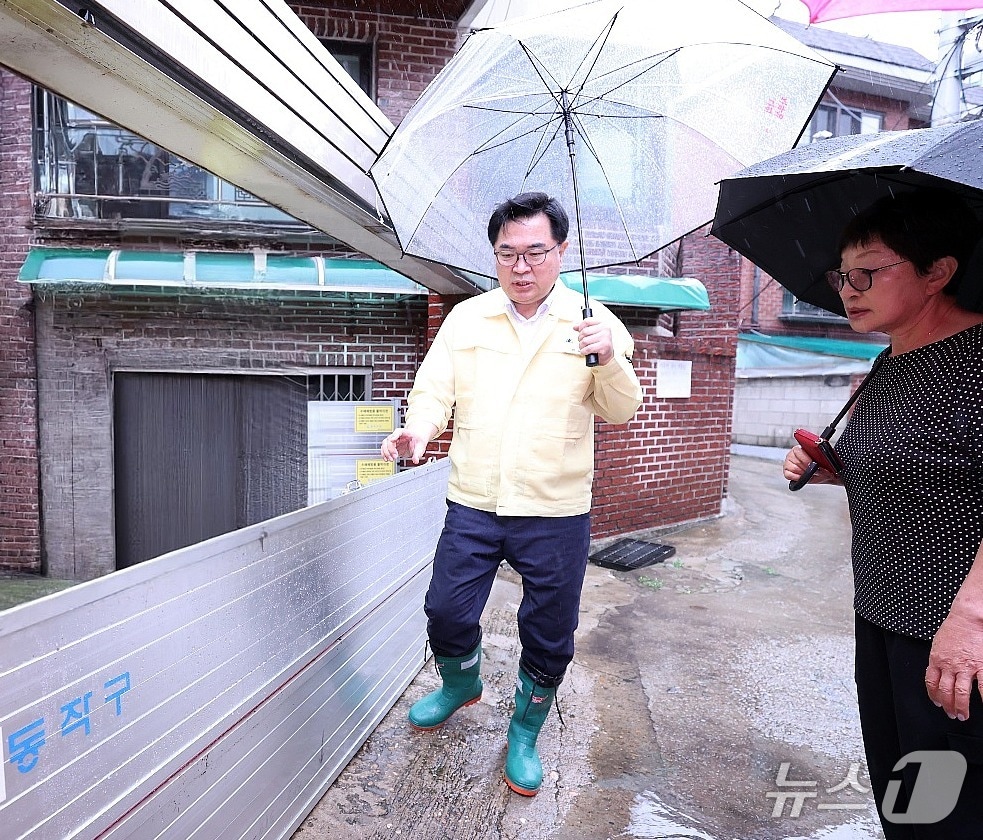 박일하 구청장이 지난 2023년 7월 성대시장 인근 주택에 설치된 차수판을 점검하고 있다.(동작구 제공)