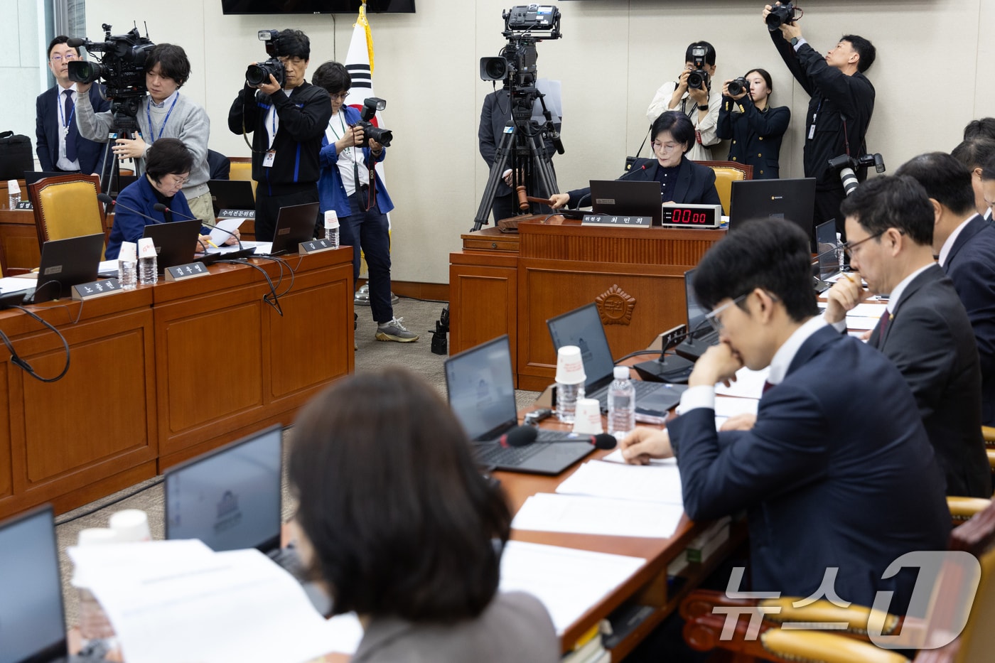 최민희 과학기술방송통신위원회 위원장이 18일 오전 서울 여의도 국회에서 열린 제424회 국회&#40;임시회&#41; 과방위 제2차 전체회의에서 의사봉을 두드리고 있다. 2025.4.18/뉴스1 ⓒ News1 이재명 기자