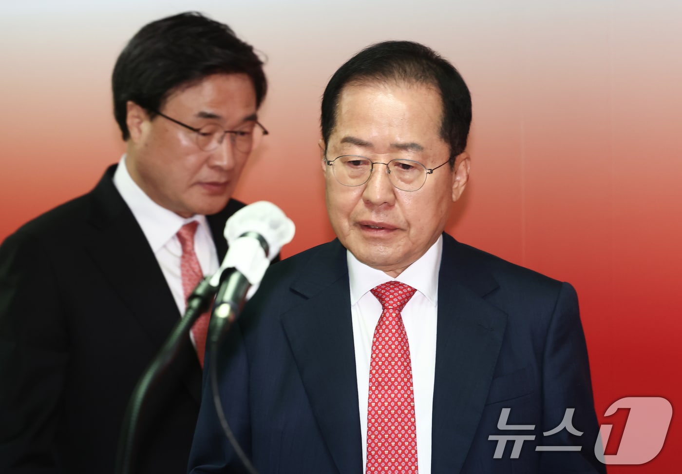 홍준표 전 대구시장과 김대식 국민의힘 의원.  2025.4.18/뉴스1 ⓒ News1 김민지 기자