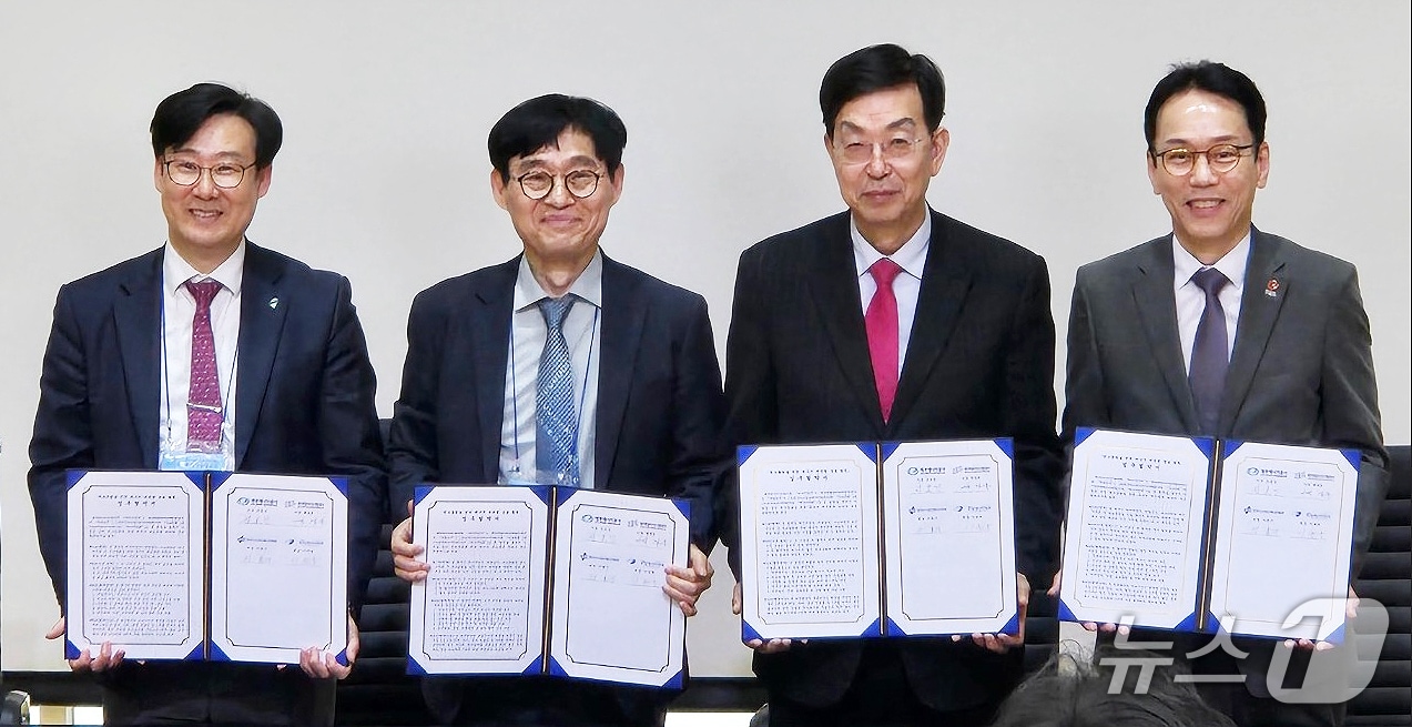 17일 한국에너지기술연구원 제주글로벌연구센터에서 열린 제주특별자치도개발공사와 제주에너지공사, 한국에너지학회, 한국수소및신에너지학회 간 업무협약식.(제주특별자치도개발공사 제공, 재판매 및 DB 금지)