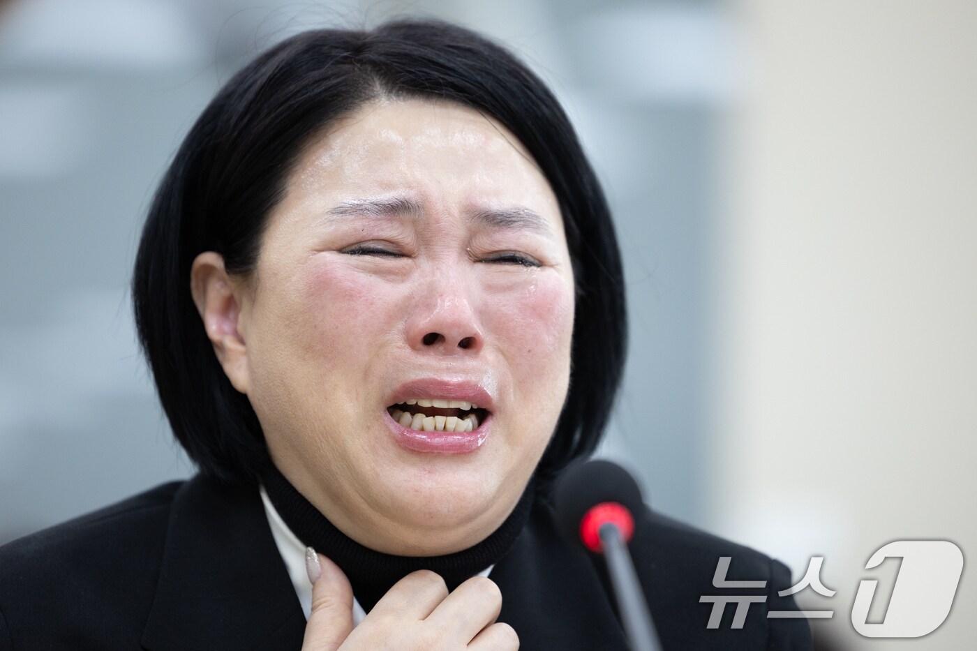 직장 내 괴롭힘으로 숨진 기상캐스터 고(故) 오요안나 씨의 어머니인 장연미 씨가 18일 오전 서울 여의도 국회에서 열린 제424회 국회(임시회) 과학기술방송통신위원회 제2차 전체회의에서 눈물을 흘리며 의원 질의에 답변하고 있다. 2025.4.18/뉴스1 ⓒ News1 이재명 기자