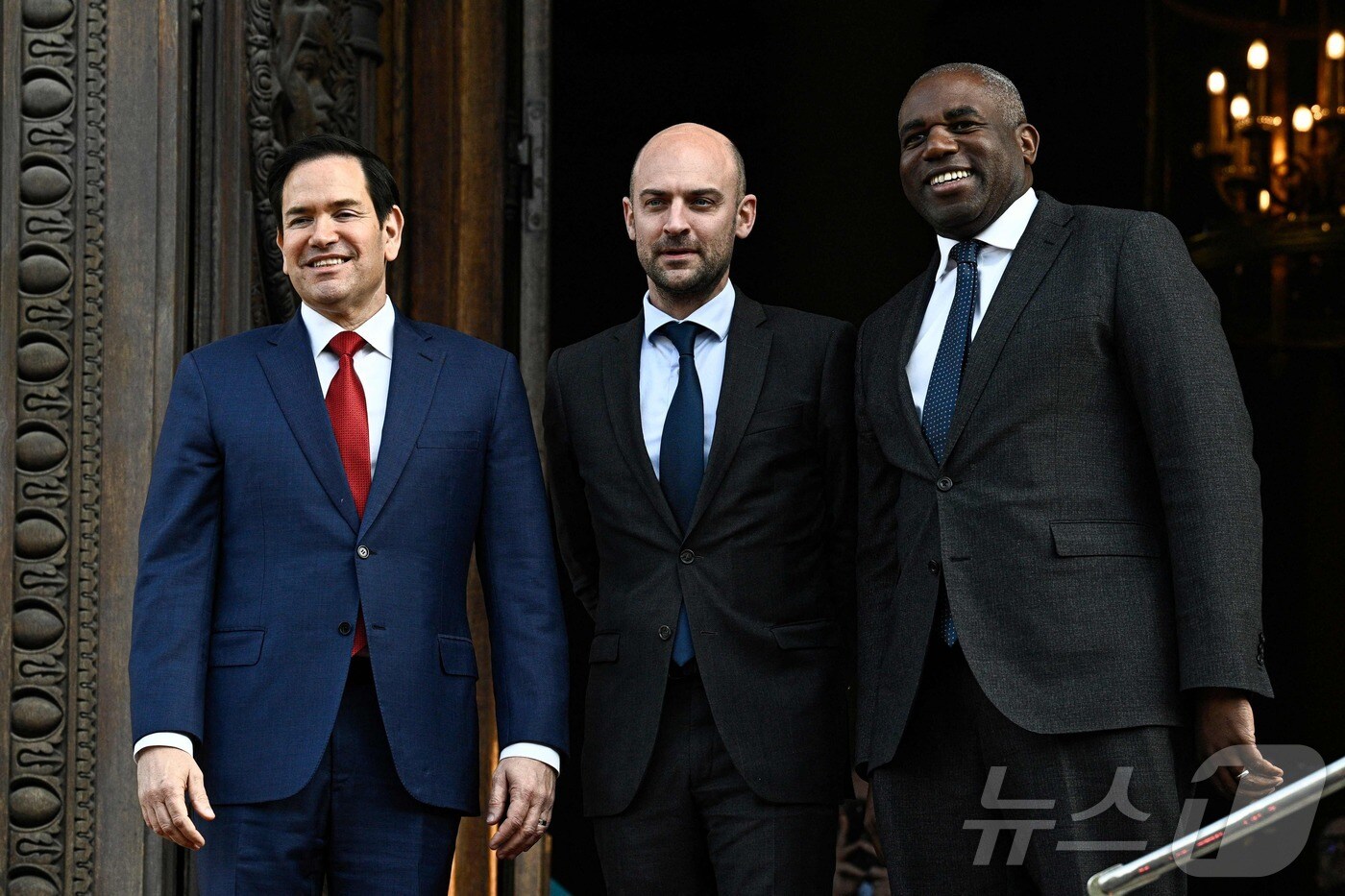 마코 루비오 미국 국무장관과 장 노엘 바로 프랑스 외무 장관, 데이비드 래미 영국 외무장관이 17일(현지시간) 파리에서 우크라이나 종전 협상을 위한 회담에 앞서 포즈를 취하고 있다. 2025.04.18 ⓒ AFP=뉴스1 ⓒ News1 우동명 기자