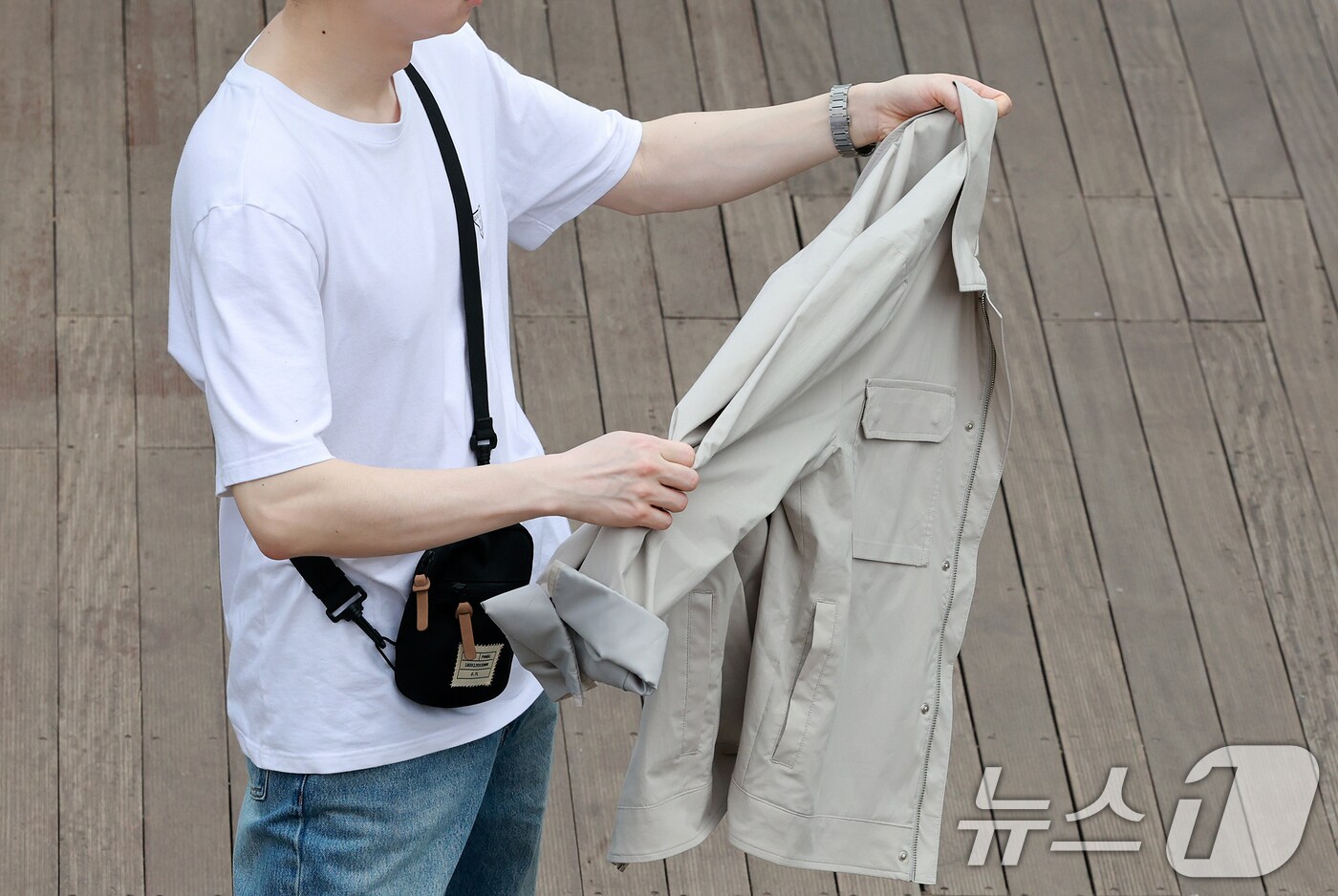 한 관광객이 외투를 벗어 접고 있다. (사진은 기사 내용과 무관함) / 뉴스1 ⓒ News1