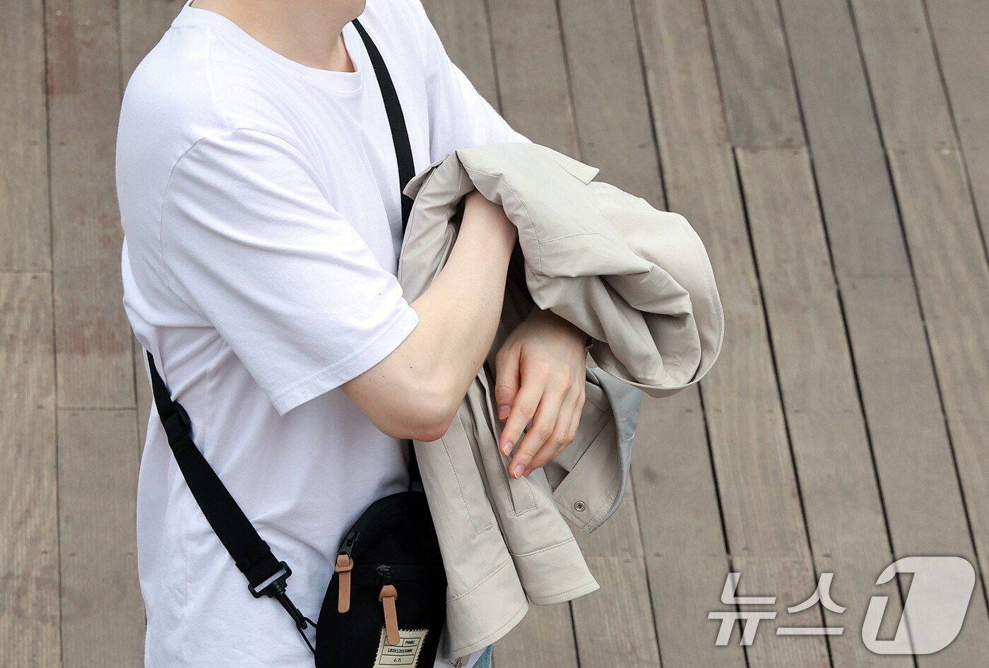 시민이 외투를 벗고 있다.(사진은 기사 내용과 무관함) / 뉴스1 ⓒ News1