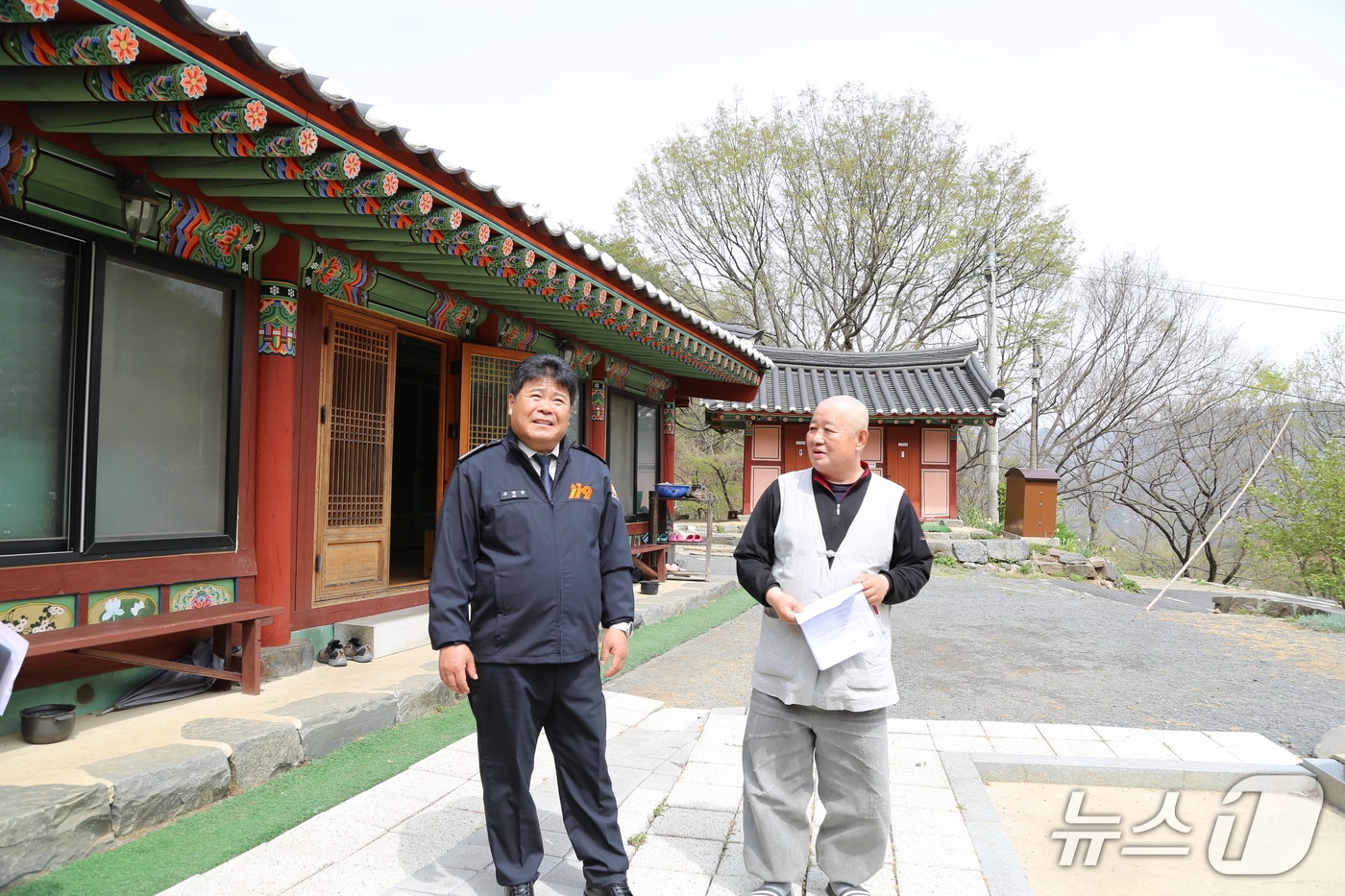 전통사찰에서 화재 예방 현장지도 모습.(보령소방 제공, 재판매 및 DB금지)/뉴스1