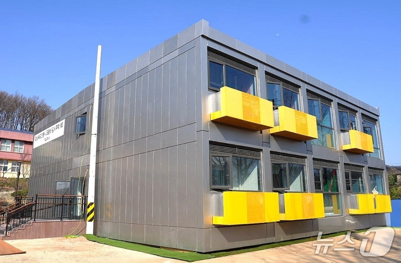 18일 안동시 일직면 망호리 권정생 어린이문학관 앞에 산불 이재민 임시주택 18동이 설치돼 입주를 시작했다.(경북도 제공. 재판매 및 DB 금지)2025.4.18/뉴스1 신성훈 기자