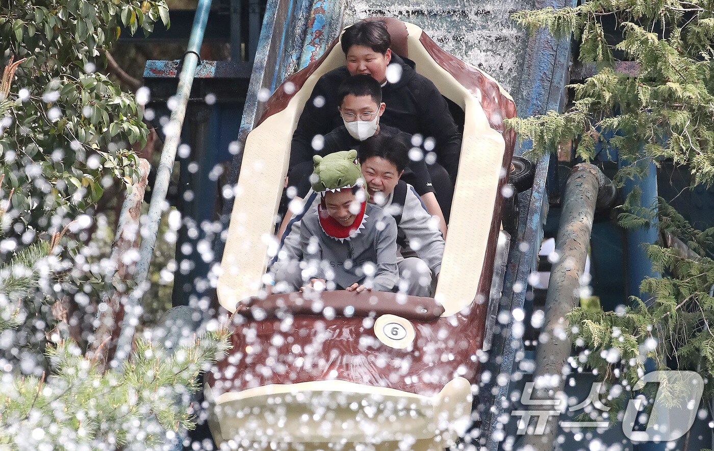 낮 기온이 29도까지 올라 초여름 날씨를 보인 18일 대구 달서구 테마파크 이월드에 체험학습을 온 학생들이 물줄기를 향해 돌진하는 놀이기구에 몸을 맡긴 채 즐거운 시간을 보내고 있다. 2025.4.18/뉴스1 ⓒ News1 공정식 기자