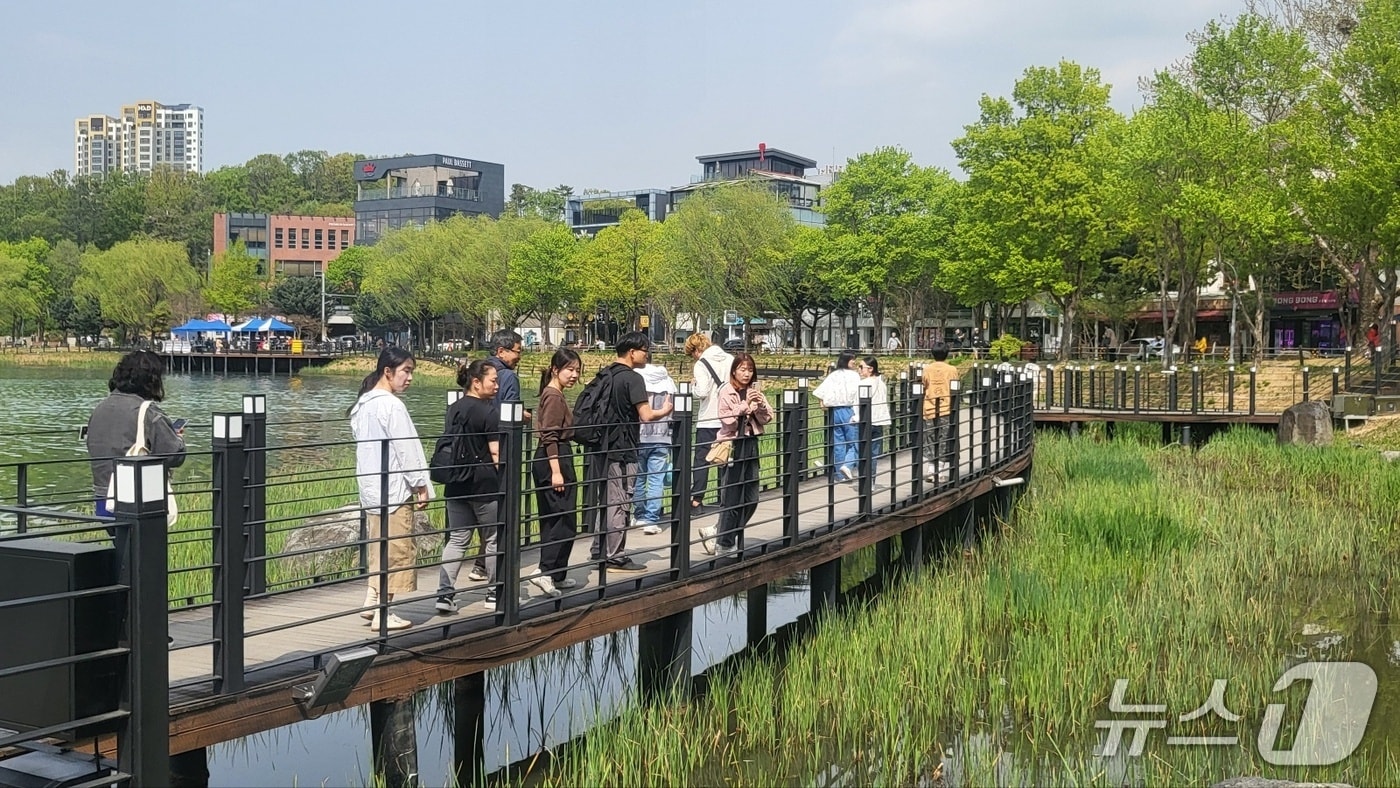 18일 대구 낮 기온이 29도를 기록하는 등 초여름 날씨를 보이는 가운데 시민들이 대표 관광명소인 수성못에서 시간을 보내고 있다.2025.4.18/뉴스1 ⓒ News1 이성덕 기자